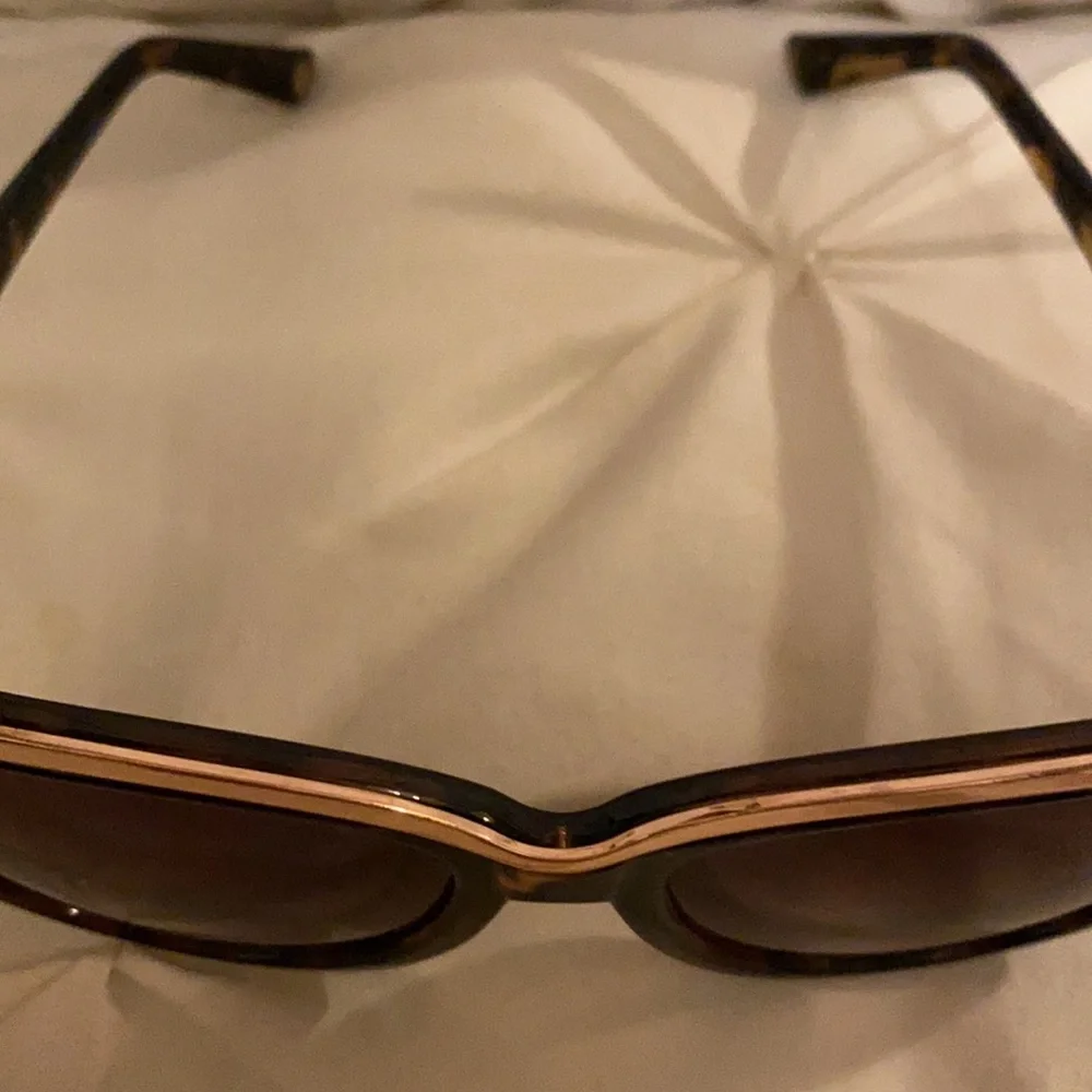 TORTOISE SHELL SUNGLASSES. NEW - Picture 2 of 3